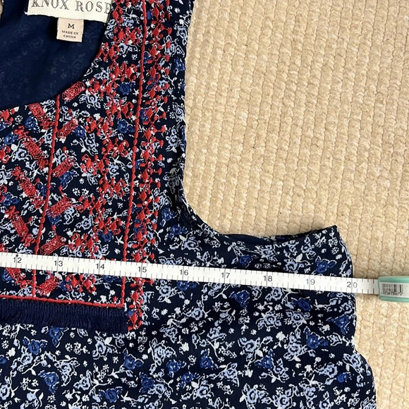 Knox Rose  top women M floral on navy emboydered bib boho asymetrical hem - Picture 9 of 10